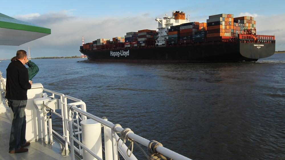 Reedereien: Frachtschiff auf der Elbe