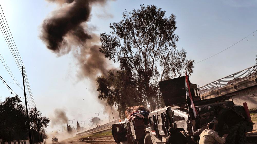 Terrorismus: Rauchwolke nach der Explosion einer Autobombe im irakischen Mossul. Die Aufnahme entstand am 5. März während Kämpfen zwischen irakischen Soldaten und dem IS.