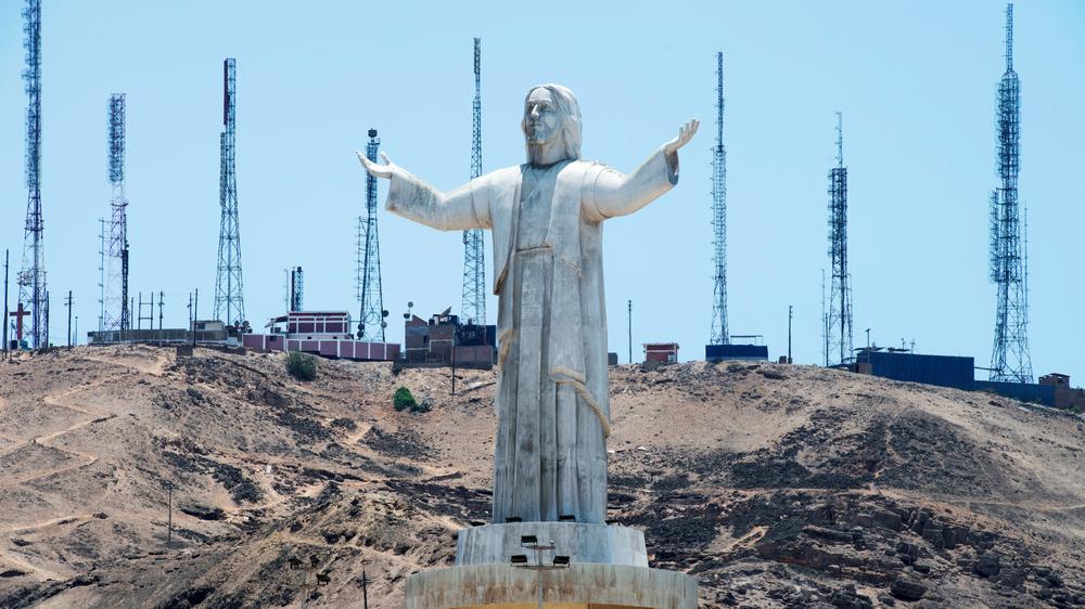 Odebrecht-Konzern: Baustelle in Lima/Peru mit einer von Odebrecht gespendeten Christus-Statue