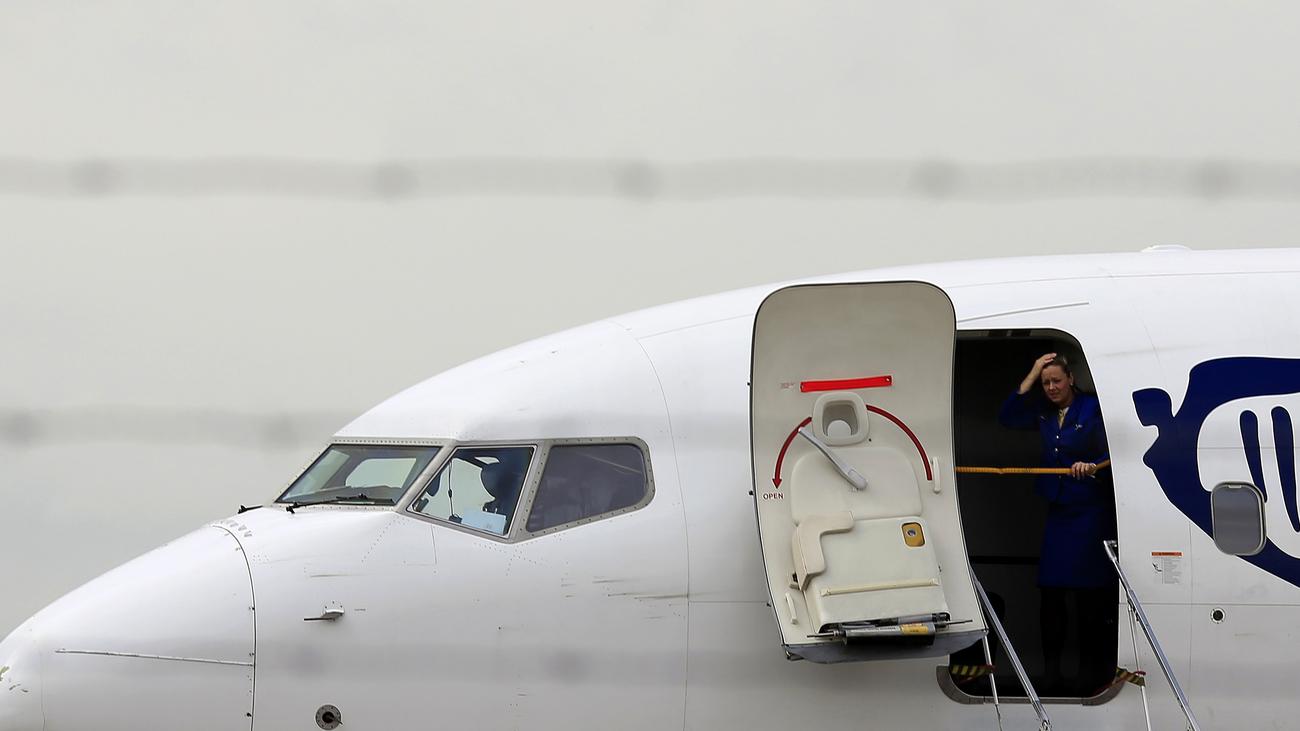 Авиарейсы открывают. Дверь Боинг 737. Дверь самолета Боинг 737. Двери и люки на самолет Boeing-737. Боинг 737 аварийный люк.