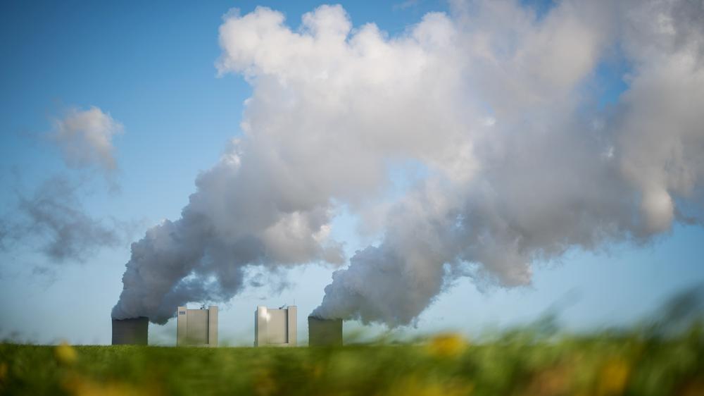 Energiepolitik: Die schrittweise Abschaltung von acht Kraftwerken – hier das Braunkohlekraftwerk Neurath bei Grevenbroich im Jahr 2013 – soll den Ausstoß von Millionen Tonnen CO2 vermeiden.