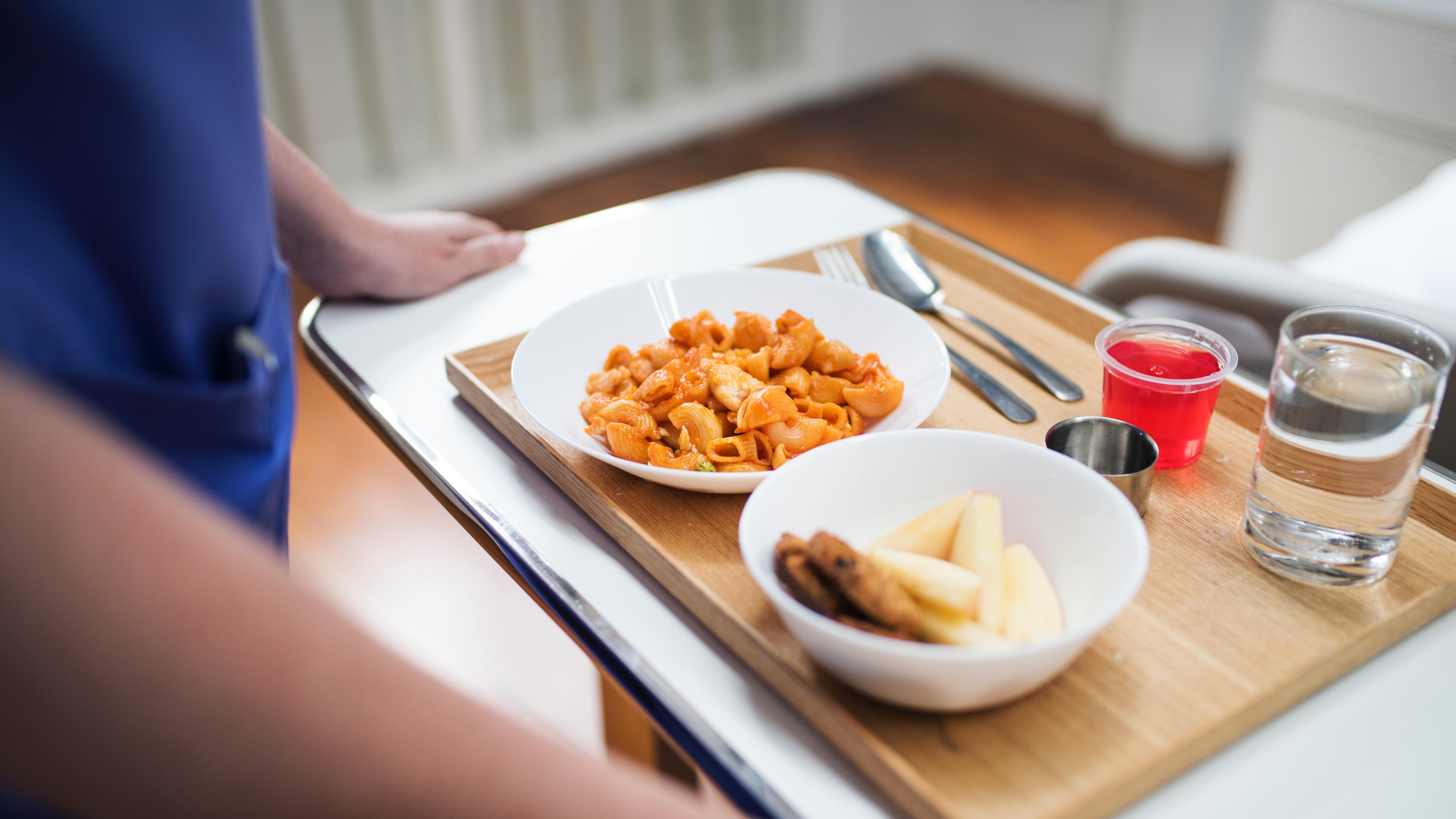 Altenpflege: Bis zum Jahr 2030 könnten Studien zufolge fast eine halbe Million Fachkräfte in der Altenpflege fehlen.