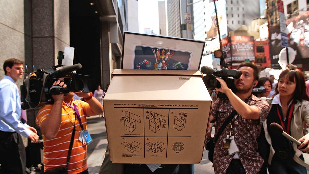 Lehman-Pleite: Ein Angestellter der Investmentbank Lehman trägt am 15. September 2008 einen Umzugskarton aus der Firmenzentrale in New York.