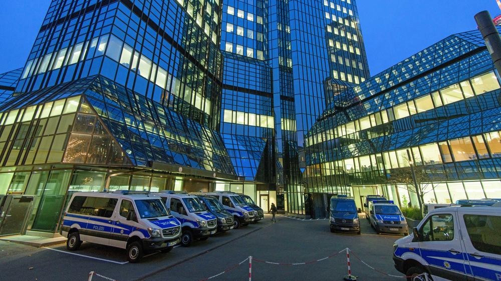 Verdacht auf Geldwäsche: Polizeiwagen vor der Deutschen Bank in Frankfurt 