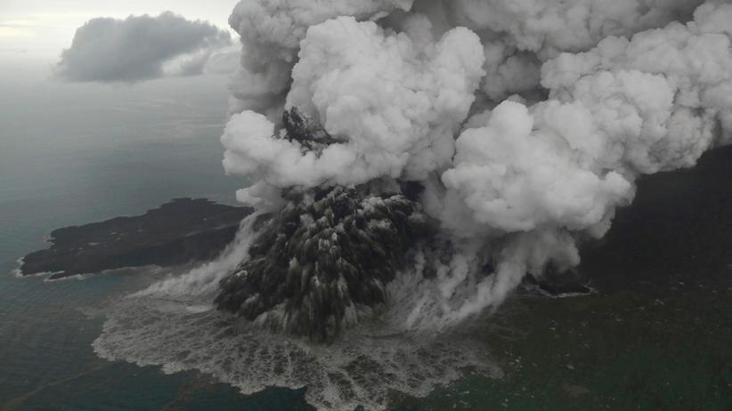 Indonesien: Die Luftaufnahme zeigt vulkanisches Material, das aus dem Krater des Anak Krakatau in der Sunda-Meerenge entweicht.