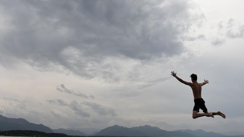 Tourismus: Sprung in den Chiemsee: Ziele in Deutschland sind bei Touristen sehr populär.