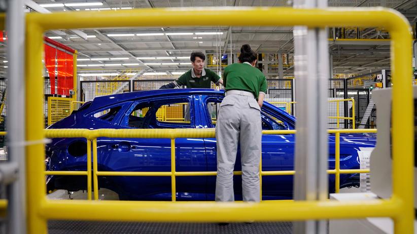 Jaguar Land Rover: Mitarbeiter des britischen Autobauers Jaguar Land Rover in einem Werk in Changshu, China