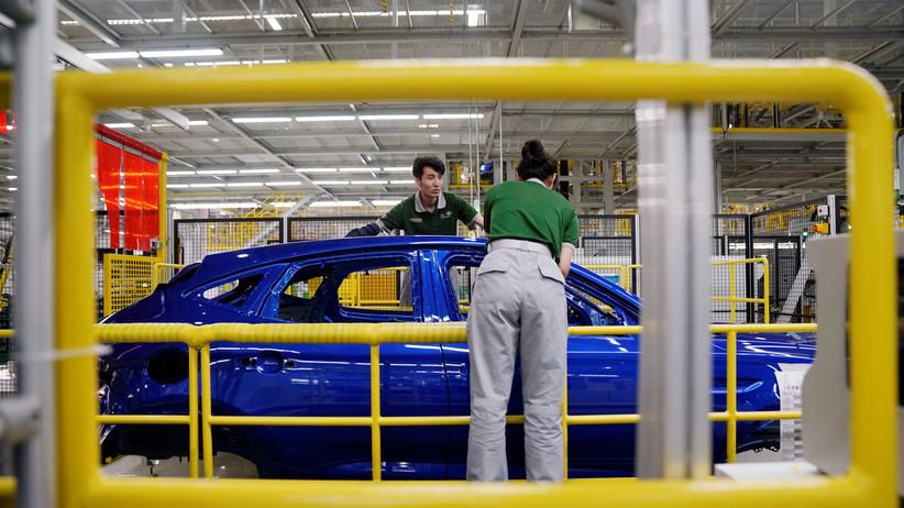 Jaguar Land Rover: Mitarbeiter des britischen Autobauers Jaguar Land Rover in einem Werk in Changshu, China