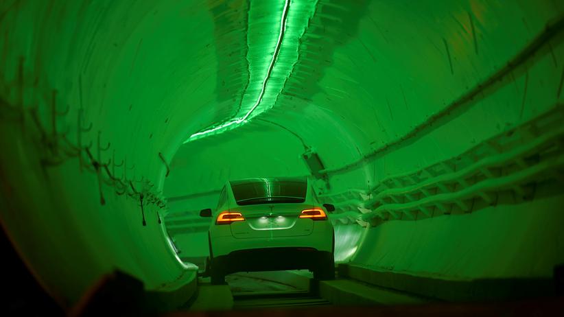Elektroautohersteller: Ein Auto des US-Elektroautoherstellers Tesla fährt durch einen Tunnel.