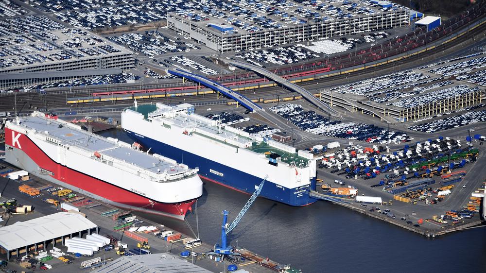 Außenhandel: Schiffe in Bremerhaven, mit Autos aus Deutschland, bereit für die Reise über das Meer.