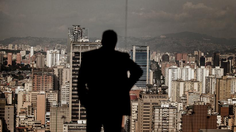 Venezuela: Ein Mann schaut auf die Skyline von Caracas, der Hauptstadt von Venezuela.