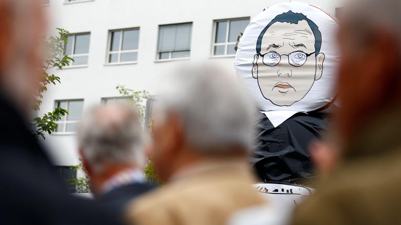 Aktionäre: Protest am Rande der Bayer-Hauptversammlung in Bonn, auf der Zeichnung Vorstandschef Werner Baumann