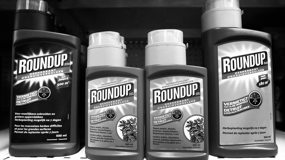 Glyphosat: Bayers Unkrautvernichter "Roundup" in einem Gartengeschäft in der Nähe von Brüssel