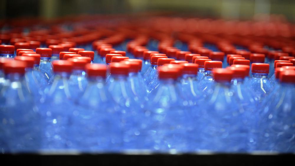 Nestlé: Höchstens sechs Flaschen sollen die Bürger Vittels abfüllen, mahnt ein Schild am Brunnen der Gemeinde. 