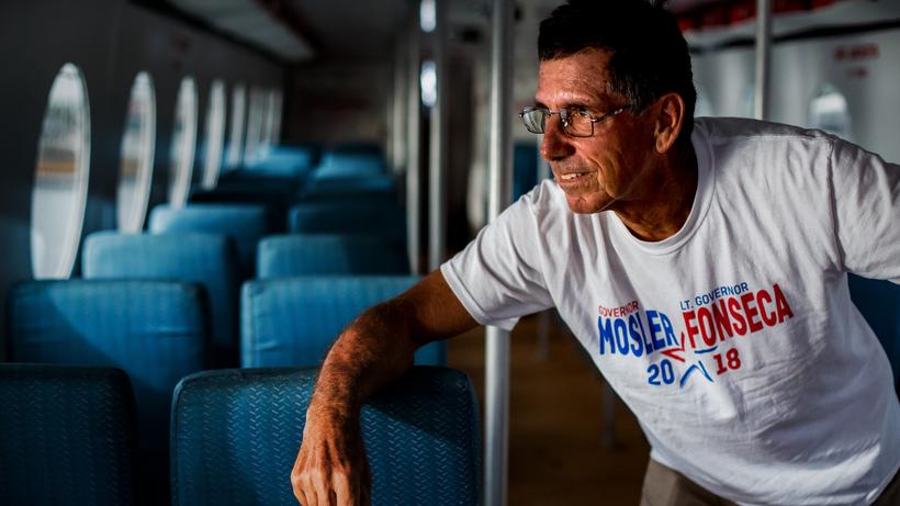 Warren Mosler: Im Jahr 2018 bewarb sich Warren Mosler um das Gouverneursamt der US-Virgin Islands. Das Foto entstand im Wahlkampf auf einer Fähre dort.