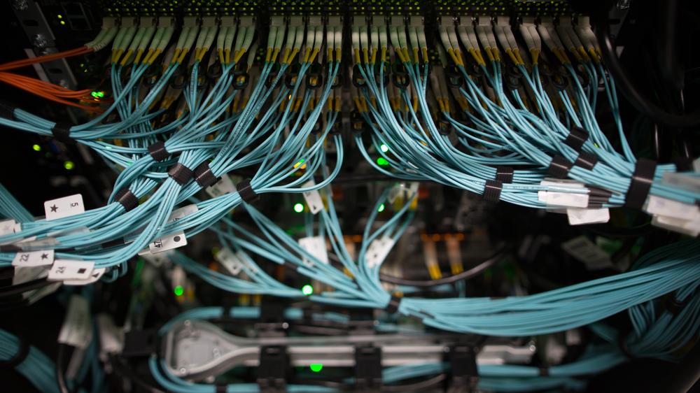 Cyber-Sicherheitsrat e.V.: Glasfaserkabel in einem russischen Rechenzentrum in Moskau