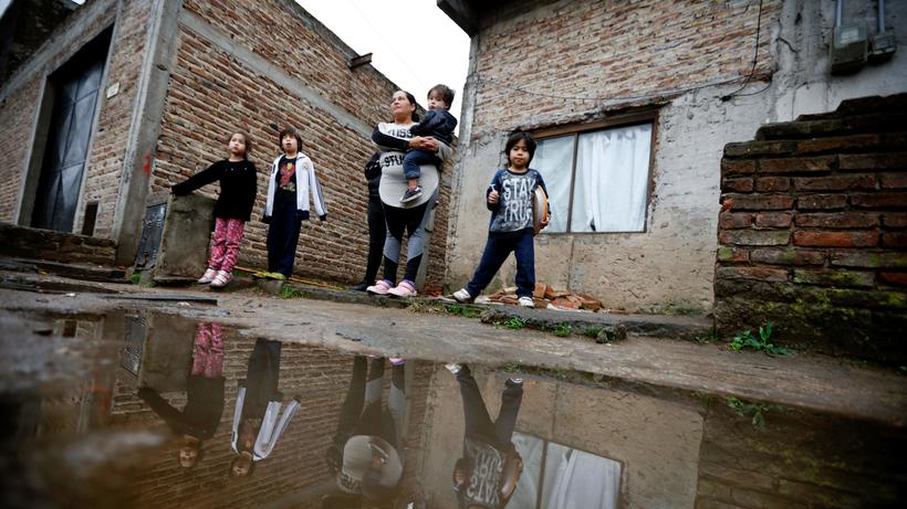 Welternährung: Eine Mutter mit ihren Kindern in Buenos Aires. In Argentinien sind in den vergangenen Monaten Tausende in die Armut abgerutscht, weil sie ihre Arbeit verloren und jetzt nicht einmal eine Chance auf eine prekäre Beschäftigung haben. Die Arbeitslosigkeit wächst. 