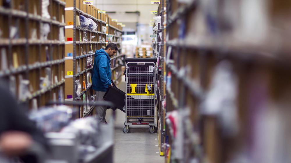 Onlinehandel: Im Amazon-Logistik-Zenter in Brieselang werden Waren für den Versand vorbereitet.