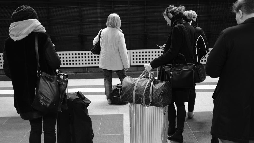 Warten auf die Zug: Auch in 2019 hat die Deutsche Bahn ihr selbst gesetztes Ziel bei einer Verbesserung der Pünktlichkeit nicht erreicht.