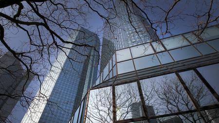 Bank Umbau Deutsche Bank Macht 5 7 Milliarden Euro Verlust Zeit