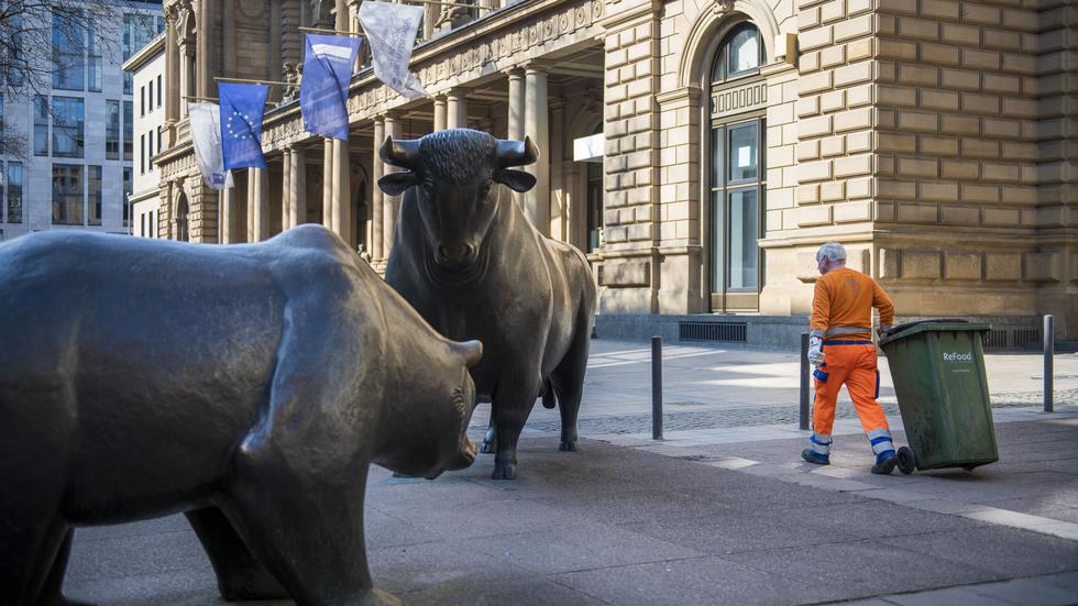 Soziale Ungleichheit: Ein Mitarbeiter der Müllabfuhr vor der Börse in Frankfurt