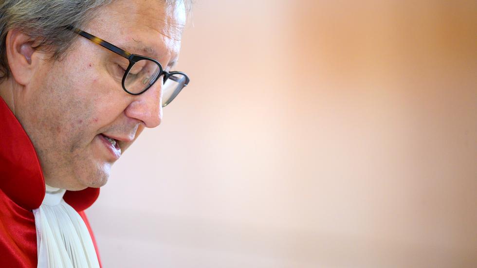 Anleihekäufe der EZB: Der Präsident des Bundesverfassungsgerichts, Andreas Voßkuhle, während der Urteilsverkündung in Karlsruhe