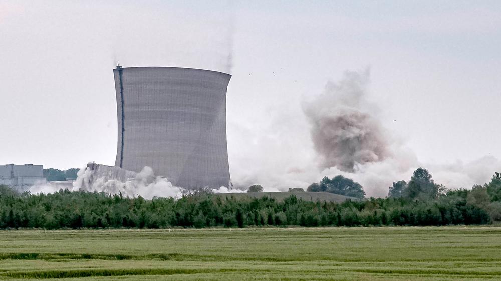 Rückbau des Atomkraftwerks Philippsburg in Baden-Württemberg: Ein Kühlturm des stillgelegten Atomkraftwerks fällt nach der Sprengung zusammen. (Aufnahme vom Mai)