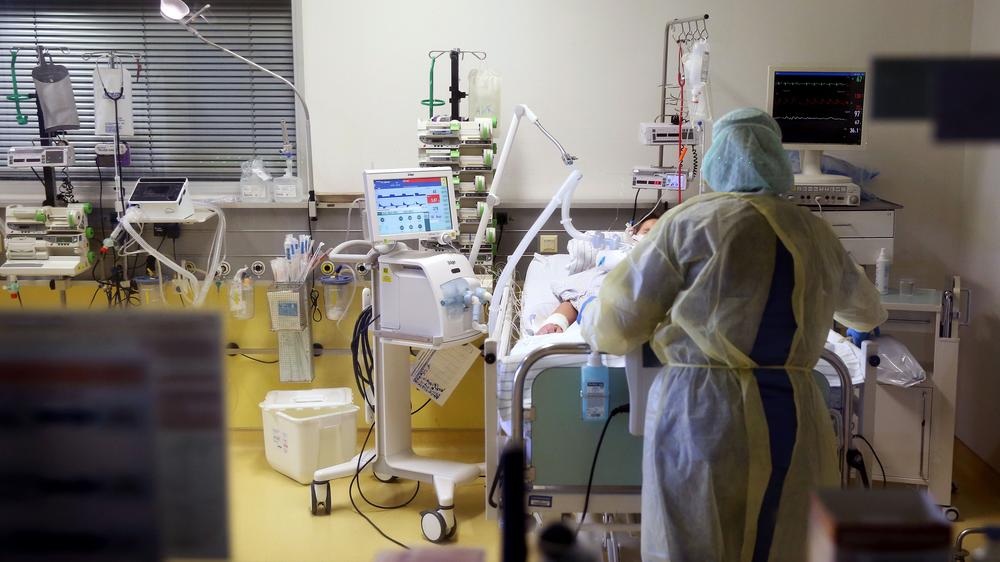 Corona-Pandemie: Medizinisches Personal betreut einen Covid-19-Patienten in einem Krankenhaus in Magdeburg.