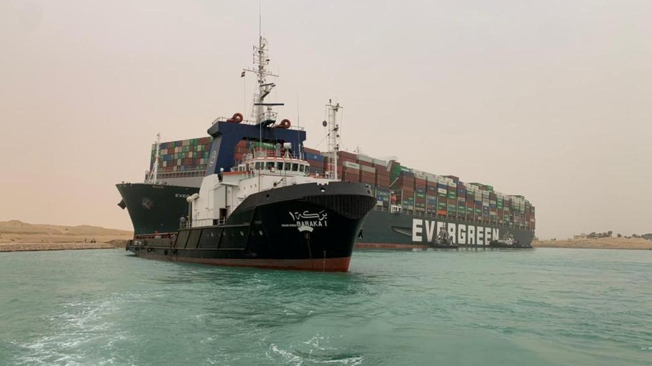Schifffahrtsstraße: Containerschiff blockiert Suezkanal ...