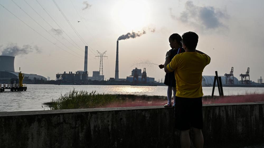 Klimaschutz in China: Vor dem Wujing-Kohlekraftwerk am Huangpu-Fluss in Shanghai (2021)
