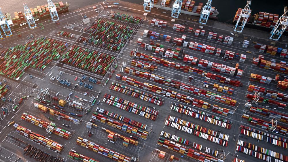 Containerstau: Containerstau im Hafen von Los Angeles.