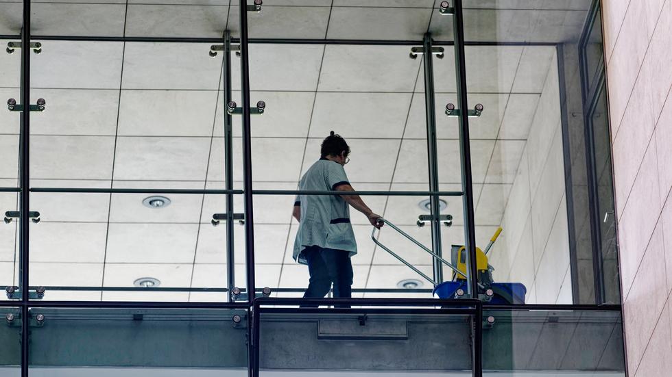 Arbeitsmarkt: Eine Frau arbeitet als Reinigungskraft in Berlin.