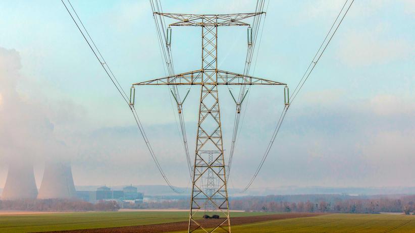 Französischer Energiekonzern EDF: Eine Hochspannungsleitung in der Nähe des französischen Kernkraftwerks Nogent