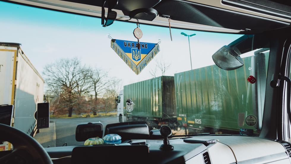 Osteuropäische Lkw-Fahrer: Die beiden ukrainischen Fernfahrer Dmitro Tsutrikow und Valeryj Sewtschuk haben ihrer Lkw mit einem Wimpel geschmückt. 
