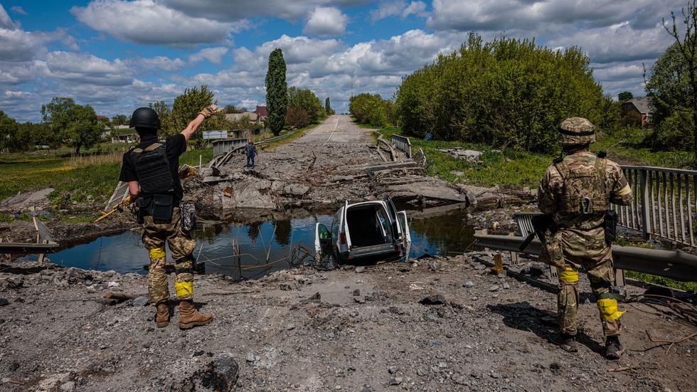 Ukrainischer Infrastrukturminister Oleksandr Kubrakow: Eine von mindestens 350 zerstörten Brücken im Land: Soldaten und ein Anwohner in der Nähe des Ortes Ruska Lozowa im Osten der Ukraine. Foto vom 16. Mai 2022 