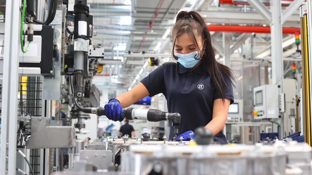 Fachkräftemangel: Obwohl die Erwerbsquote von Frauen in Deutschland seit den Neunzigerjahren stetig gestiegen ist, arbeitet die Mehrheit auch heute noch in Teilzeit.