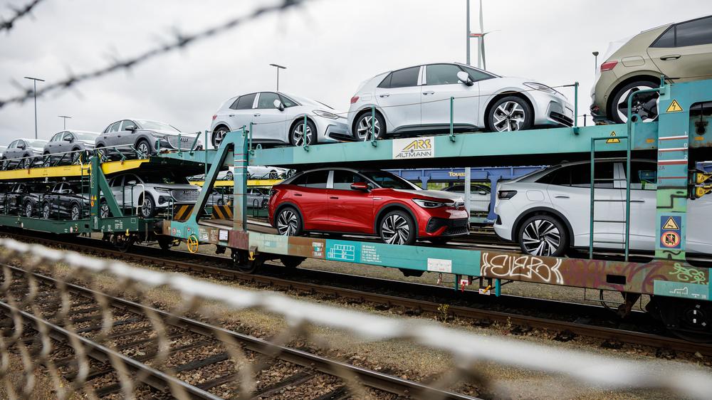 Umweltbonus: Wer sich ein Elektroauto anschaffen will, kann seit 2020 einen Kaufbonus in Anspruch nehmen. Das Budget für diese Prämie wird vom Bundeswirtschaftsministerium nun erhöht, da andere Programme weniger Mittel beansprucht hatten, als geplant.