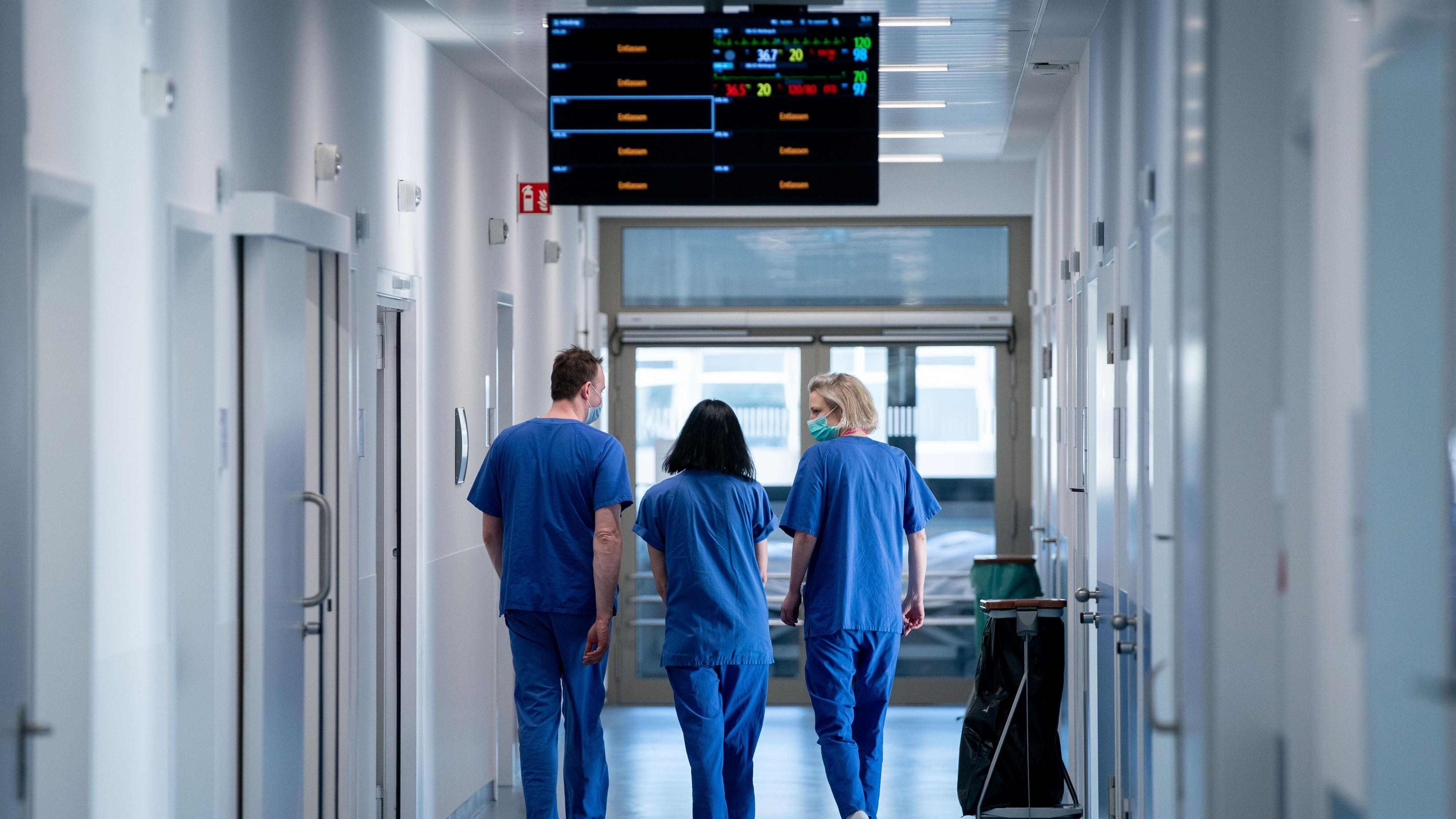 врач идет по коридору. здравоохранение в сша. врач идет по коридору. расстроенный врач. стресс медсестры.