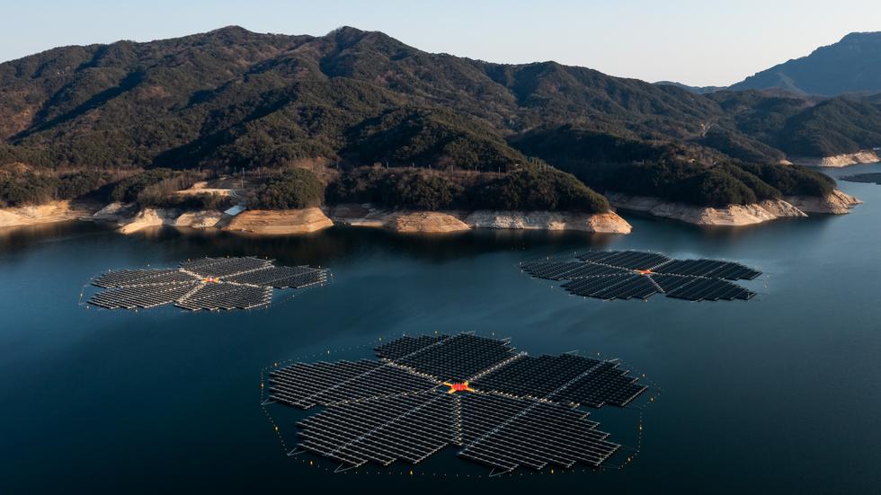 Pannelli solari: nel bacino della diga di Hapcheon in Corea del Sud, i pannelli solari galleggianti di Hanwha Solutions possono produrre fino a 41 megawatt di elettricità.  Abbastanza per fornire energia a 20.000 famiglie.