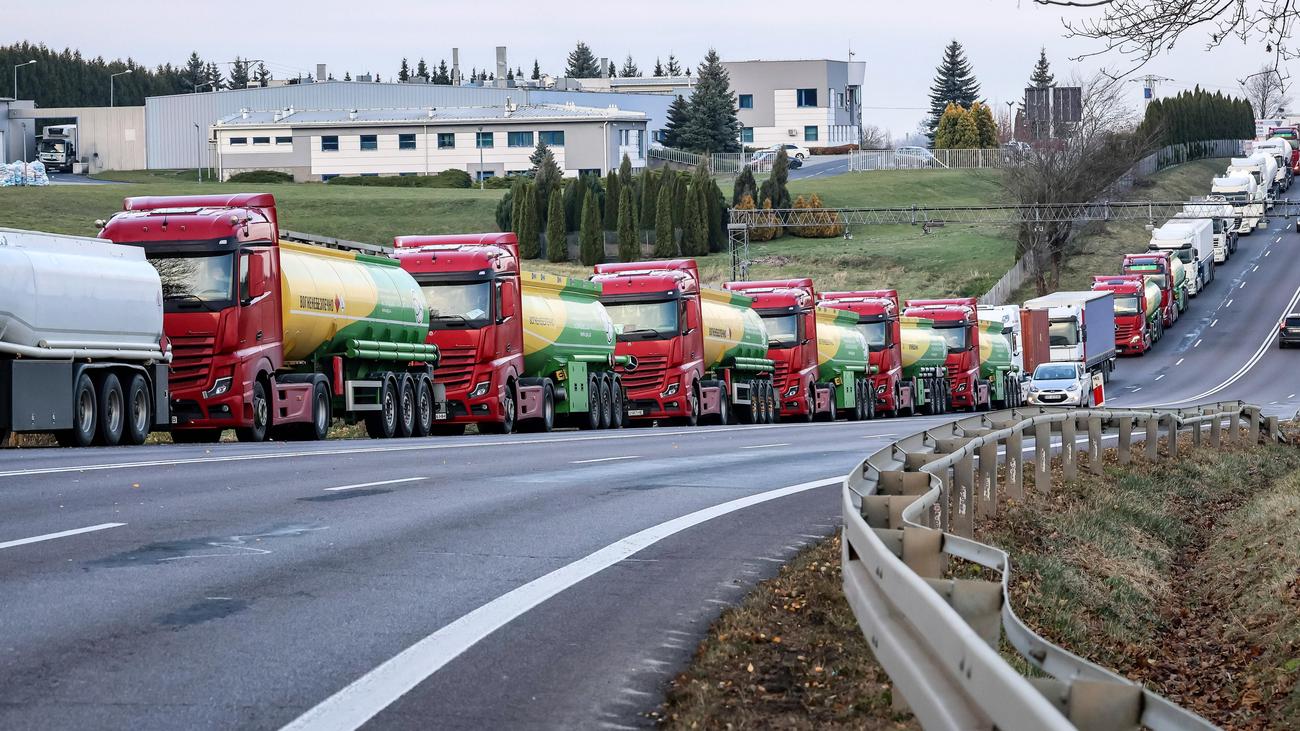 Polska: Kierowcy ciężarówek przedłużają blokadę przejść granicznych z Ukrainą