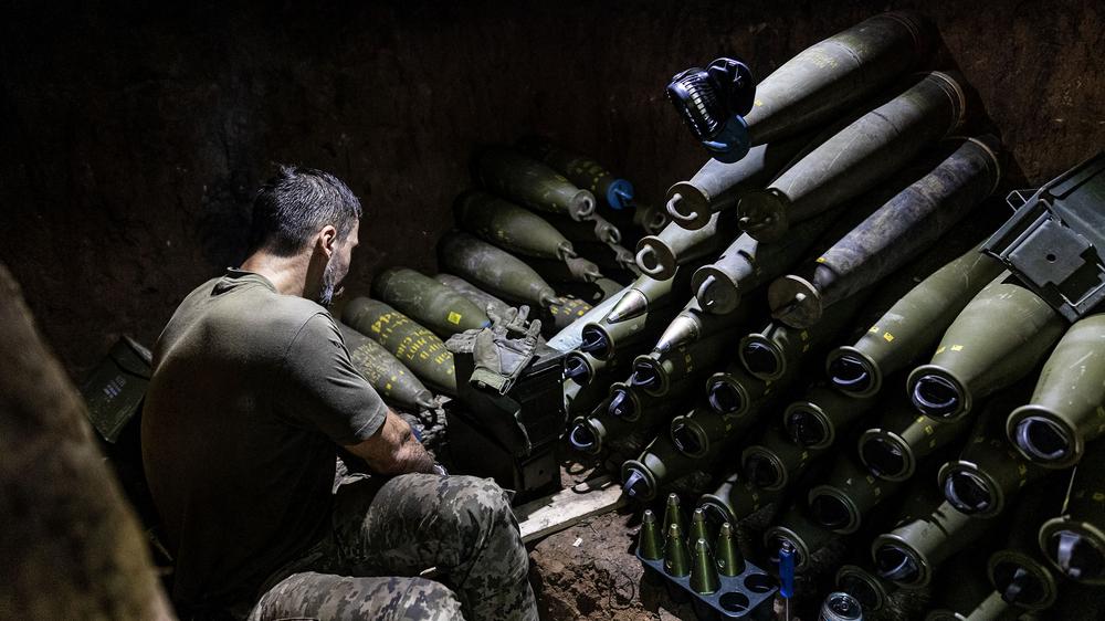 Rüstungsindustrie: Ein ukrainischer Soldat bereitet 155-mm-Artilleriegeschosse in seiner Kampfstellung vor.
