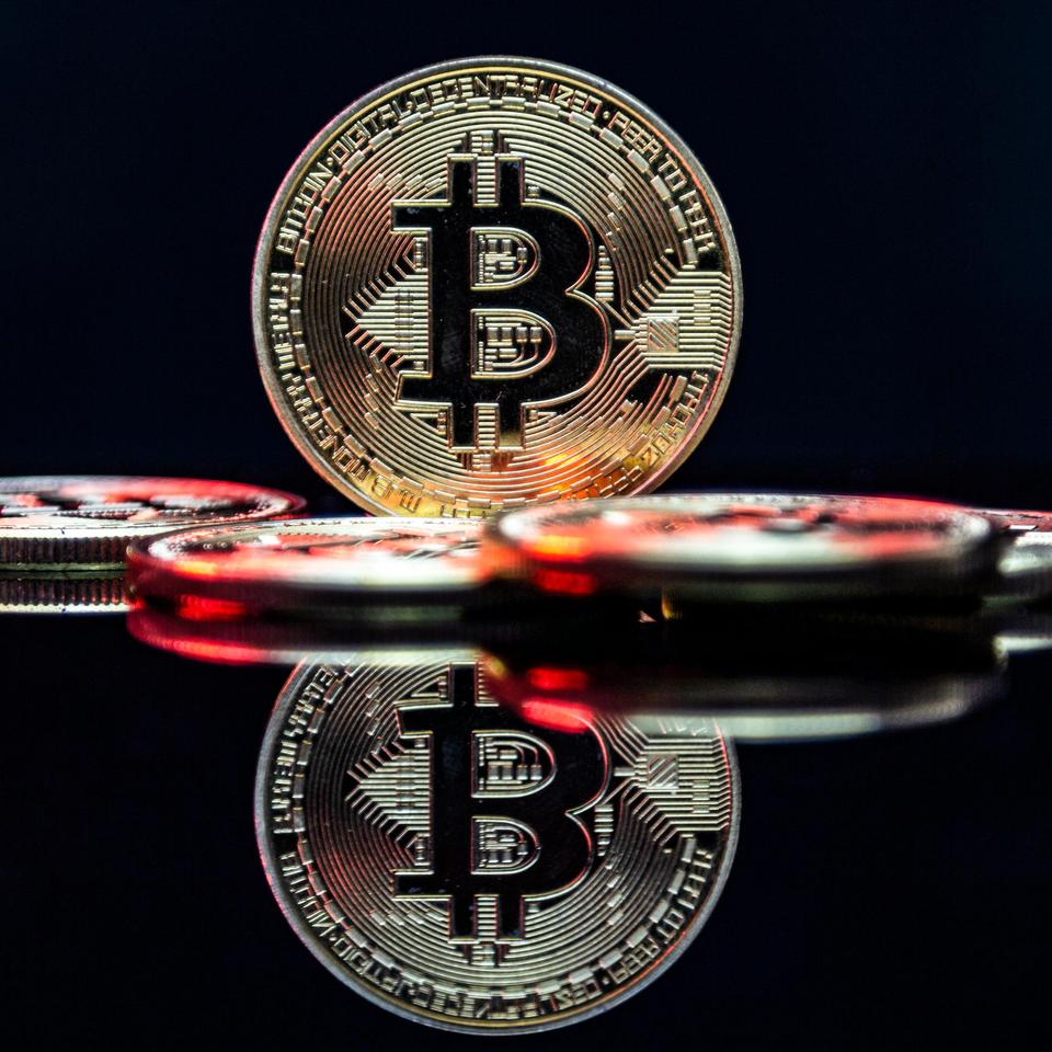 Kryptowährung: Bitcoin steigt auf höchsten Stand seit mehr als zwei Jahren  | DIE ZEIT