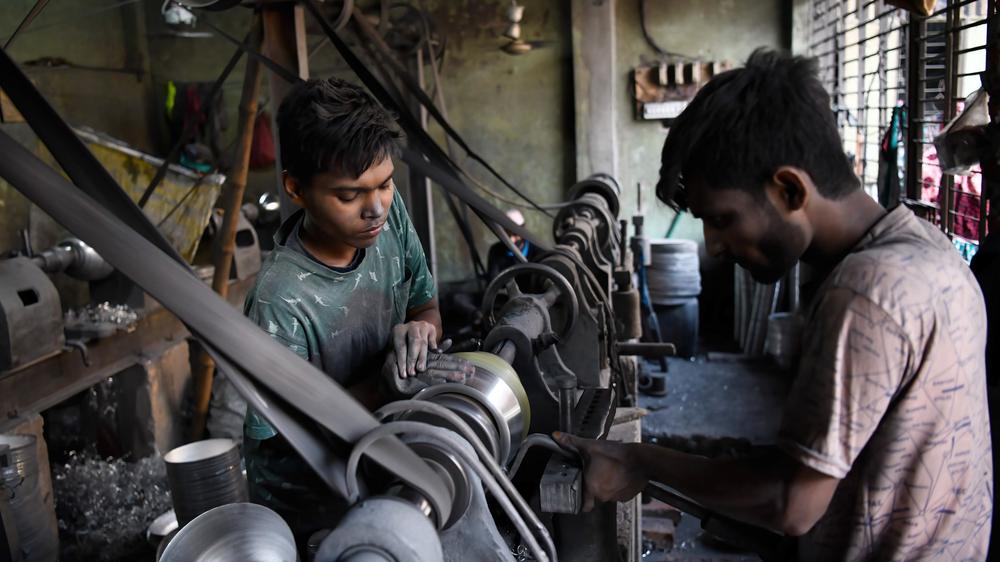 Lieferkettengesetz: Teenage boys are seen working at an aluminum factory in Dhaka. Aluminum Factory is very common in Bangladesh where different kinds of pot and jar are made from aluminum. Such industry creates a sound source of employment. Among these workers many of them are children aged less than 15 years.