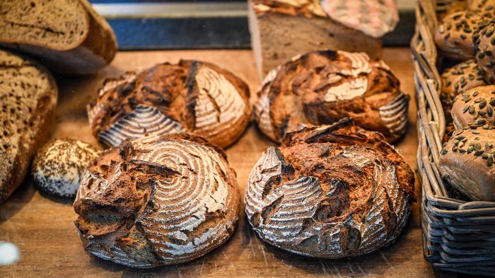 Lebensmittelpreise: Handgemachte Brote in einer Bäckerei in Brandenburg. Die Preise für Backwaren steigen immer weiter. 