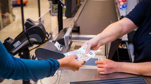 Bargeld: Supermärkte zahlen immer mehr Geld an Kunden aus