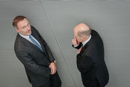 Christian Lindner (FDP), Bundesminister der Finanzen, und Bundeskanzler Olaf Scholz (r, SPD) unterhalten sich Ende März nach der Regierungserklärung von Kanzler Scholz zum Europäischen Rat hinter dem Plenum. 