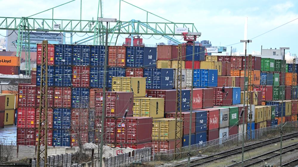 Außenhandel: Container mit Wirtschaftsgütern im Stuttgarter Hafen; der Bundesverband der Deutschen Industrie sorgt sich um Waren aus Drittländern, die zu verzerrten Preisen auf den Markt gelangen könnten.