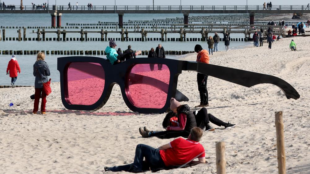 Statistisches Bundesamt: Das Kunstobjekt "Sea Pink II" von Marc Moser Ende März am Ostseestrand Zingst. Die frühen Osterferien sorgten für einen Rekordmonat.