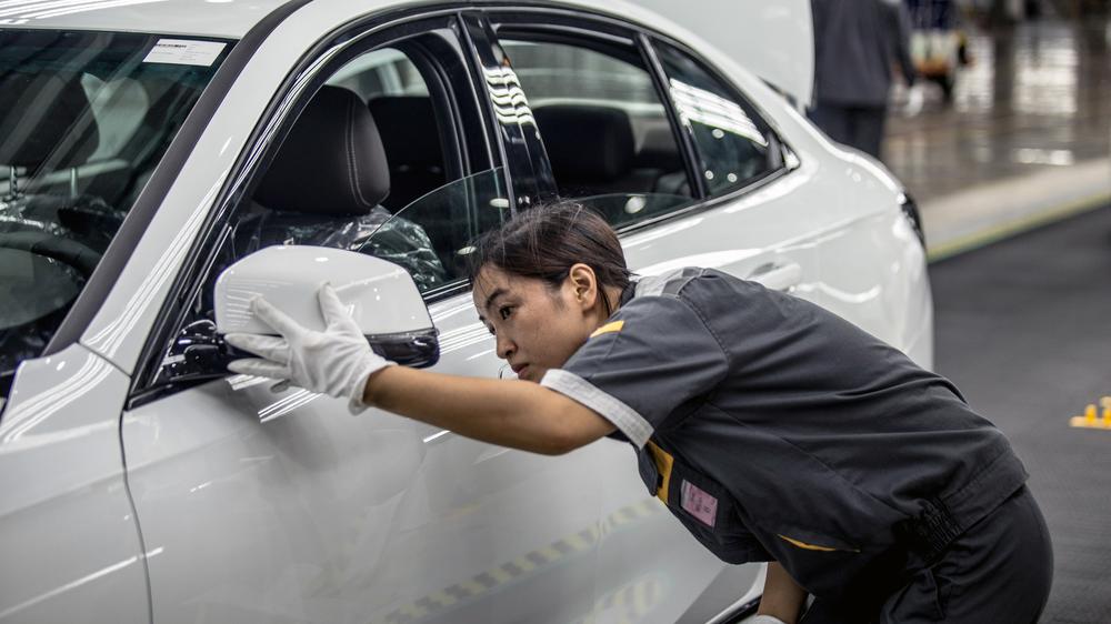 Handelsstreit zwischen den USA und China: Kein Volkswagen: Arbeiter in einer Autofabrik in Haiphong, Vietnam
