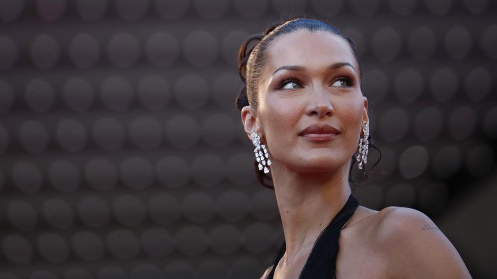 Bella Hadid: Adidas ändert nach Antisemitismusvorwürfen Kampagne mit Bella  Hadid | DIE ZEIT